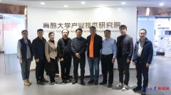 为校友颁布就业导师聘书